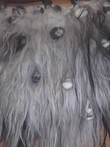 Wandkleden in diverse afmetingen, gemaakt van wol met diverse decoraties. Een aantal wandkleden zijn bevestigd op een stevige ondergrond.