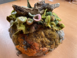 Vazen en potten, gemaakt van wol en rijkelijk gedecoreerd.