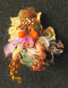 Kleine schilderijtjes op een basis van vilt en afgewerkt met een passe-partout of een lijstje.