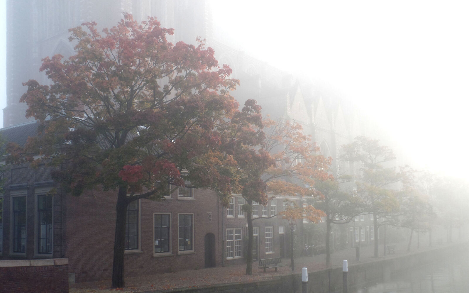 Centrum kerk in de mist