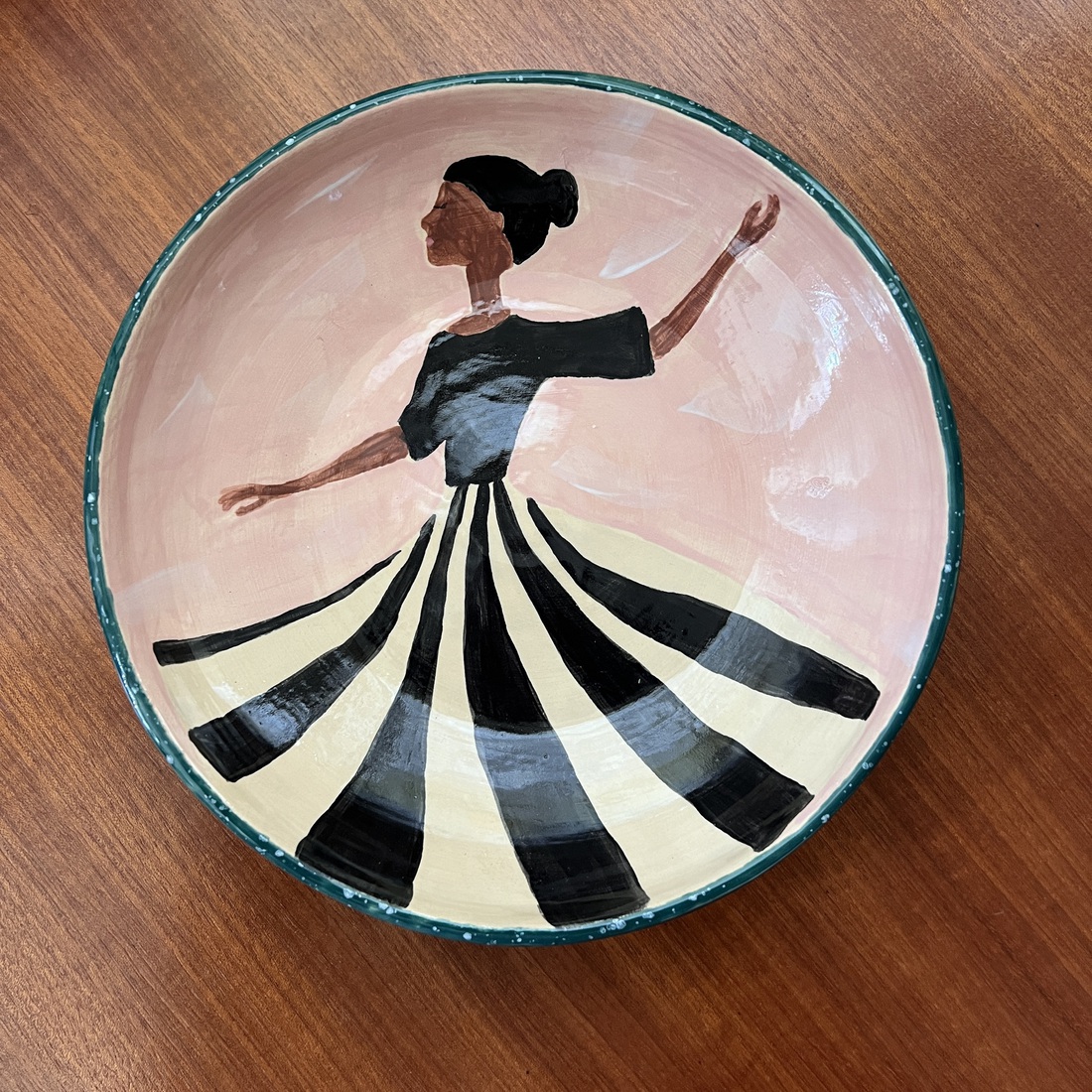 Saladeschaal lady in black