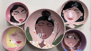Schalen en schaaltjes
Handgemaakte schalen van aardewerk, keramiek. Ook hier gewerkt met underglaze en glazuur. Ontwerp van het design @syreeta.s_home op instagram. Ontwerp schalen en schaaltjes Peggy Scholte