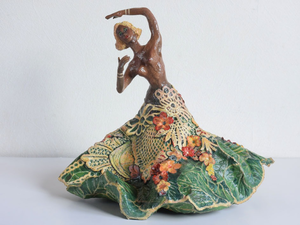 Beelden gemaakt van o.a. papier, stof, glas, kralen en schelpen.