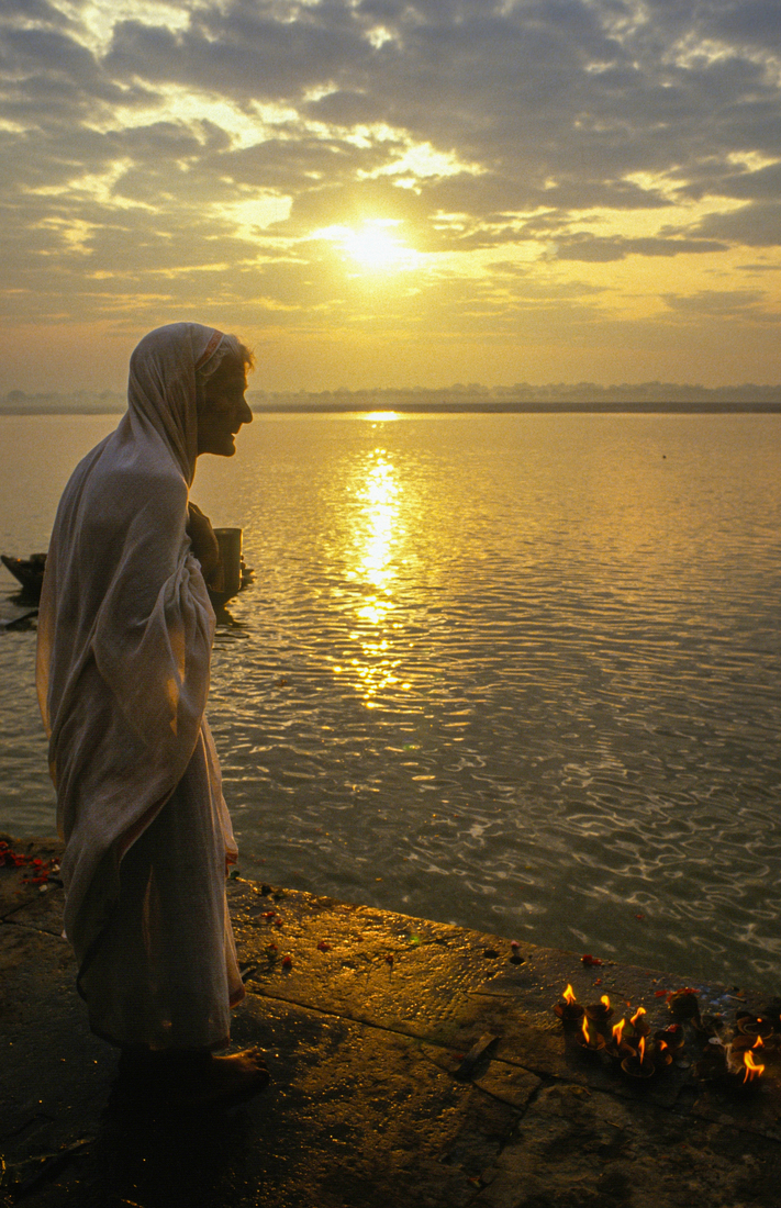 Bidden aan de oever van de Ganges