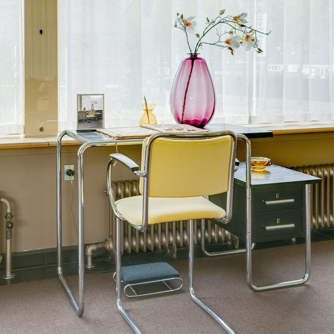 Een stoel bij het raam - 7