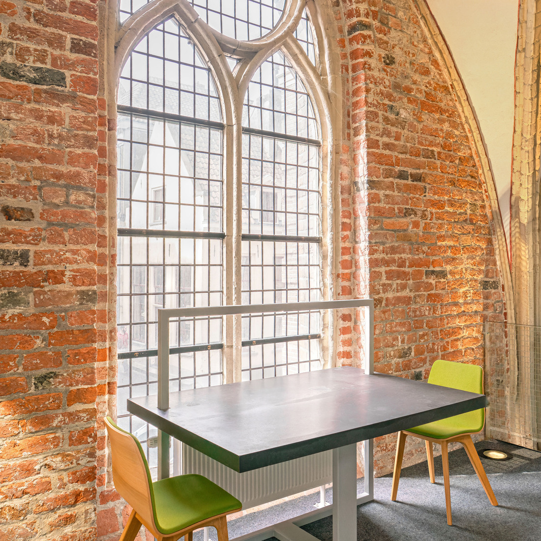 Een stoel bij het raam - 8