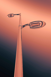 Lantaarnpalen uit een uitgebreidere reeks waarmee, met een kunstzinnige draai, de grote diversiteit van straatlantaarns in Amersfoort getoond wordt. Een uitnodiging om met open blik de straat op te gaan!