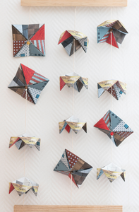 Kinderen voorspellen de toekomst met happertjes, ook wel origami-orakels genoemd. Dit stadhuisorakel doet hetzelfde en verbeeldt mijn zorg over hoe het nieuwe stadhuis van Amersfoort eruit zal zien en hoe het gaat passen tussen de behoorlijk diverse kleuren en vormen van de gebouwen die er al staan. 