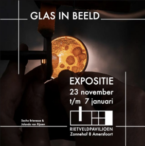 Graveren aan het wiel, het werk van glaskunstenaar Sacha Brienesse vastgelegd. Zie https://sachabrienesse.com/ 