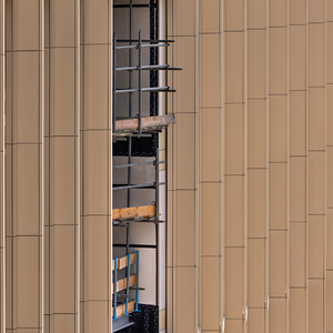 Fotoserie van fragmenten van het nieuwe Huis voor de Stad van Amersfoort terwijl het in aanbouw was. Beelden die een gevoel oproepen én die iets vertellen over het gebouw.