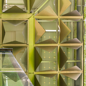 Fotoserie van details van het dak van het kantoor van de Goede Doelen Loterijen op de Zuidas (Amsterdam). Het dak is voorzien van 6.800 opengevouwen ‘bladeren’ van gepolijst aluminium die opwarming van het gebouw in de zomer voorkomen en zonnepanelen. Dit gebouw was het beginpunt voor geabstraheerde foto’s die de techniek van het gebouw overstijgen.