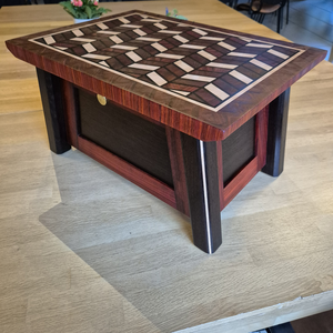 High-end meubeltjes en kopshouten hakborden, gemaakt van luxe houtsoorten. 
Ook in opdracht. 