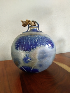 Diverse potten en vazen, sommige gedecoreerd