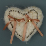 Hartediefjes zijn bruidsaccessoires zoals ringenkussentjes en sieraden. Maar ook lieve cadeautjes voor je hartsvriendin.