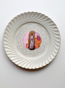 2e hands borden krijgen een nieuw leven. Ze zijn gedecoreerd met verf en papier en zijn geschikt om op te hangen of neer te zetten.