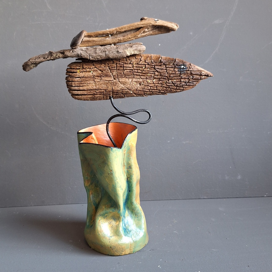 Kreukelvaasje met driftwood flower luchtdrogende klei.K18