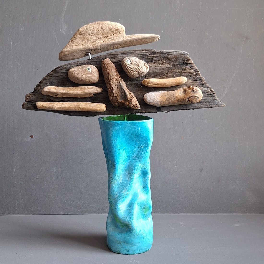 Kreukelvaasje met driftwood flower luchtdrogende klei.K24