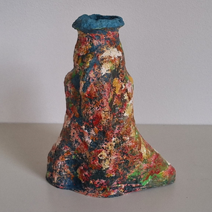 Papier-mâché, schalen, vazen en objecten. handmade.

Versturen met Post pakket kost incl.verpakking 10euro.