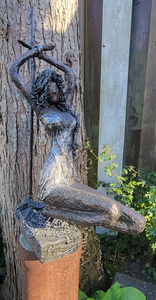 Deze beelden zijn door mij vervaardigd m.b.v. textiel en textielverharder.  Ze geven het idee alsof ze van bijv. brons zijn gemaakt. 