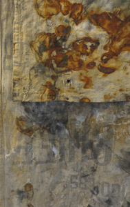 De doeken die ik als basis gebruik hebben meestal voor een ander doel gediend. Ik zoek en vind en krijg textiel en ga ermee aan de slag. Mijn werk ontstaat door in te grijpen, te bewerken, te verwerken, toe te voegen en weg te laten. 