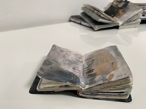 Mijn schetsboek is de plek waar gedachten en gevoelens bewaard worden. Ik verbeeld ze door te experimenteren met materialen en druktechnieken. Ik werk heel direct. Soms ontstaat er daar een werk dat uit het schetsboek kan gehaald worden en kan staan als werk op zich. 