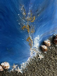 Epoxy werk met een zee-abstract thema, edelstenen en goudtinten vangen de magie van de oceaan en krachtige piramides op een unieke en betoverende manier. Met behulp van epoxyhars worden levendige tinten van blauw, turquoise en groen gelaagd om diepte en beweging te creëren, wat de illusie wekt van kabbelende golven en dansende zeeën. De piramides stralen kracht uit en bestaan uit hars, symbolen, edelstenen en goudfolie.