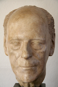 René Smits is in de eerste plaats beeldhouwer, en het meest opvallende kenmerk van het oeuvre van Smits is de grote diversiteit van zijn werk, dat zich telkens anders, nieuw aanbiedt. Of hij abstract werkt of figuratief, lyrisch of koel beheerst, in steen of hout of brons, picturaal of lineair-grafisch, klassiek harmonisch of vormelijk-experimenteeI, in elk kunstwerk is de gehele persoonlijkheid van de kunstenaar uitdrukkelijk en manifest aanwezig.