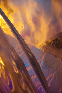 'Perception Fracture' verkent de instabiliteit van perceptie. De beelden ontmantelen schaal, diepte en oriëntatie, en creëren een visueel terrein waarin de blik voortdurend moet heronderhandelen wat zij ziet. Het werk functioneert als een reeks optische gebeurtenissen — alsof het momenten zijn waarin licht zich gedraagt op het randje van stabiliteit, en de perceptie zelf begint te wankelen. 'Waar kijk ik eigenlijk naar?'