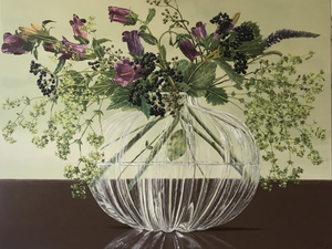 hyperrealistische acrylschilderijen van glazen vazen met bloemen. 