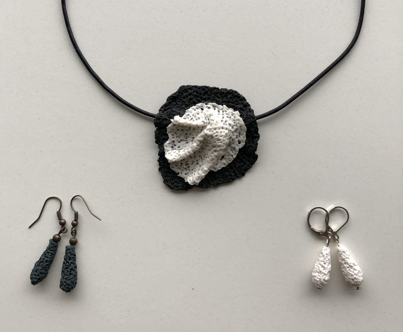 Halssieraad met handgevormd object, lederen koord nr 09