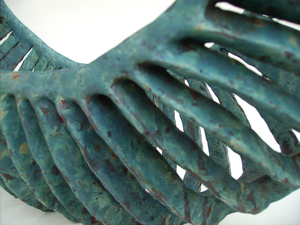 Het ‘kompas’ in haar werk brengt Bibi Kriek steeds weer terug bij de zee als inspiratiebron. De verbeelding van boten en schepen in diverse verschijningsvormen of herinneringen daaraan suggereren tijd en vergankelijkheid. Soms transformeren ze tot organische vormen, die lijken op ribben en wervels. 