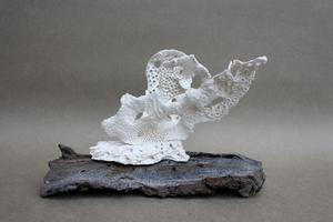 De branding waaiert uit
Snel legt zij op het strand
Een vloer van glas
En drijven wolken over
Die nu plotseling in
Een spiegel kijken
(Willem Hussem uit: Steltlopen op zee, 1961)	