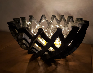 Een schaal kan voor duizend en een dingen dienen. 
Een schaal kan als een object recht van bestaan hebben. 
Een schaal kan een aparte vormgeving hebben zoals mijn gevouwen schalen. 
Een schaal kan opvallen door zijn decoratie. 
Een kom kan ook een schaal zijn. 
Een schaal kan een product presenteren, zoals eten, fruit of noten,
kortom, een schaal is een container. 
Zo´n bijzonder object! 