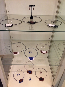 “Mijn sieraden zijn handgemaakt van porseleinklei, al dan niet ingekleurd met stains. Ze zijn gestookt op 1220 graden C. Die hoge temperatuur maakt ze stevig en sterk. Ieder stuk is uniek en een klein object op zich. Mijn sieraden zijn comfortabel om te dragen en voelen aangenaam aan.