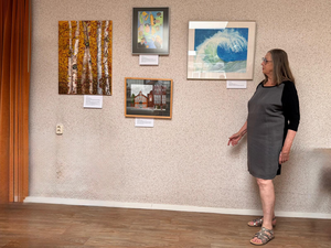 Keramiek is en blijft mijn hoofdzaak. Daarnaast heb ik plezier in het schilderen, tekenen of collages maken.