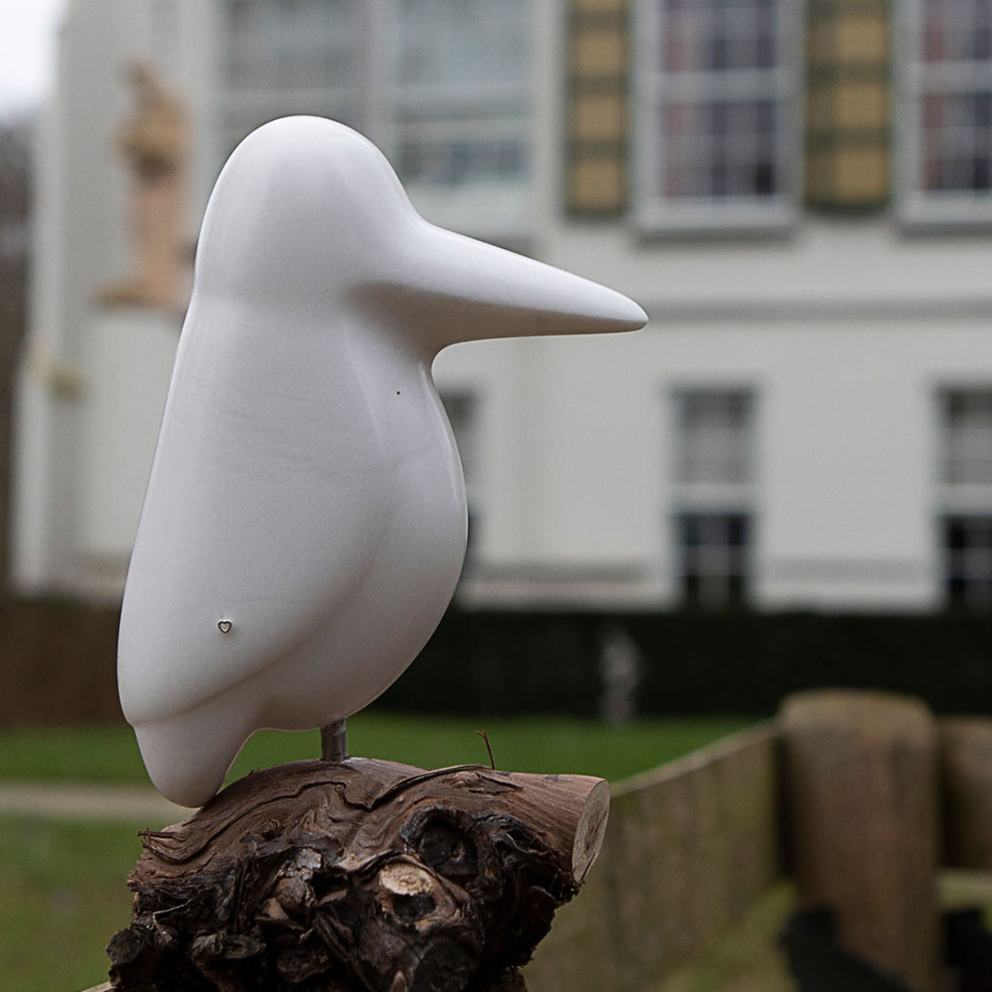 Witte ijsvogel in albast (2)