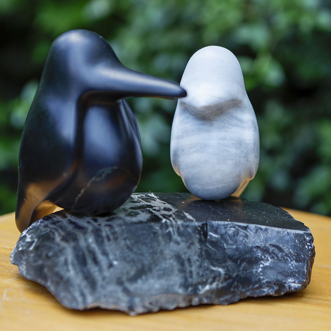 Setje ijsvogeltjes van marmer en serpentijn 