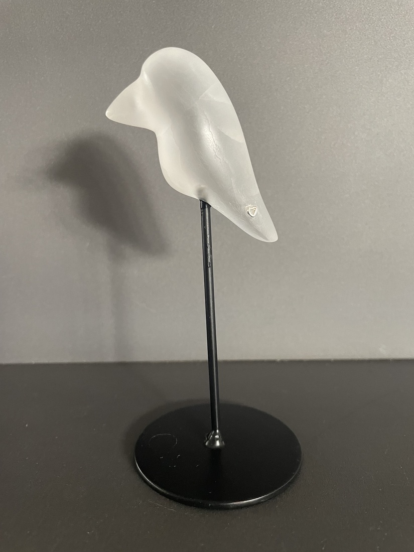 vogeltje van witte seleniet 