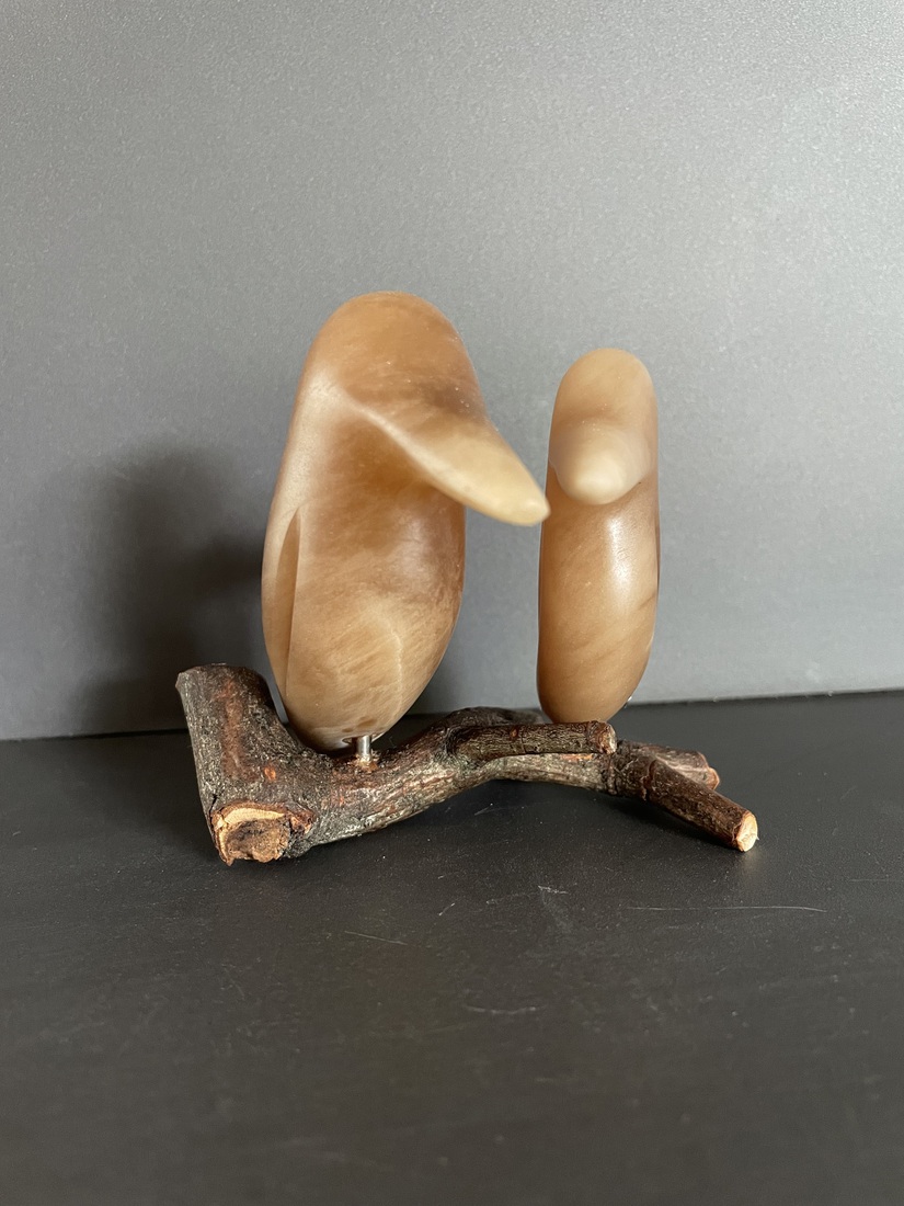 Setje van 2 ijsvogeltjes van bruine albast 