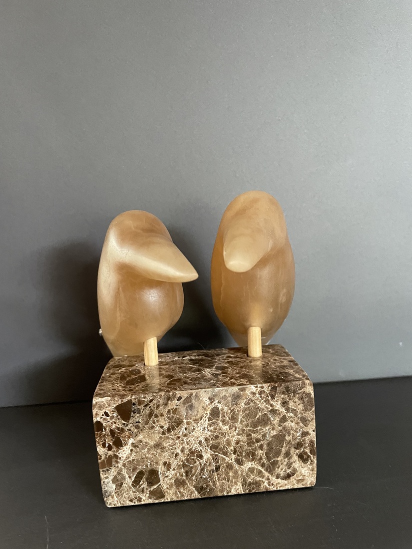 Koppeltje ijsvogeltjes van bruine albast 