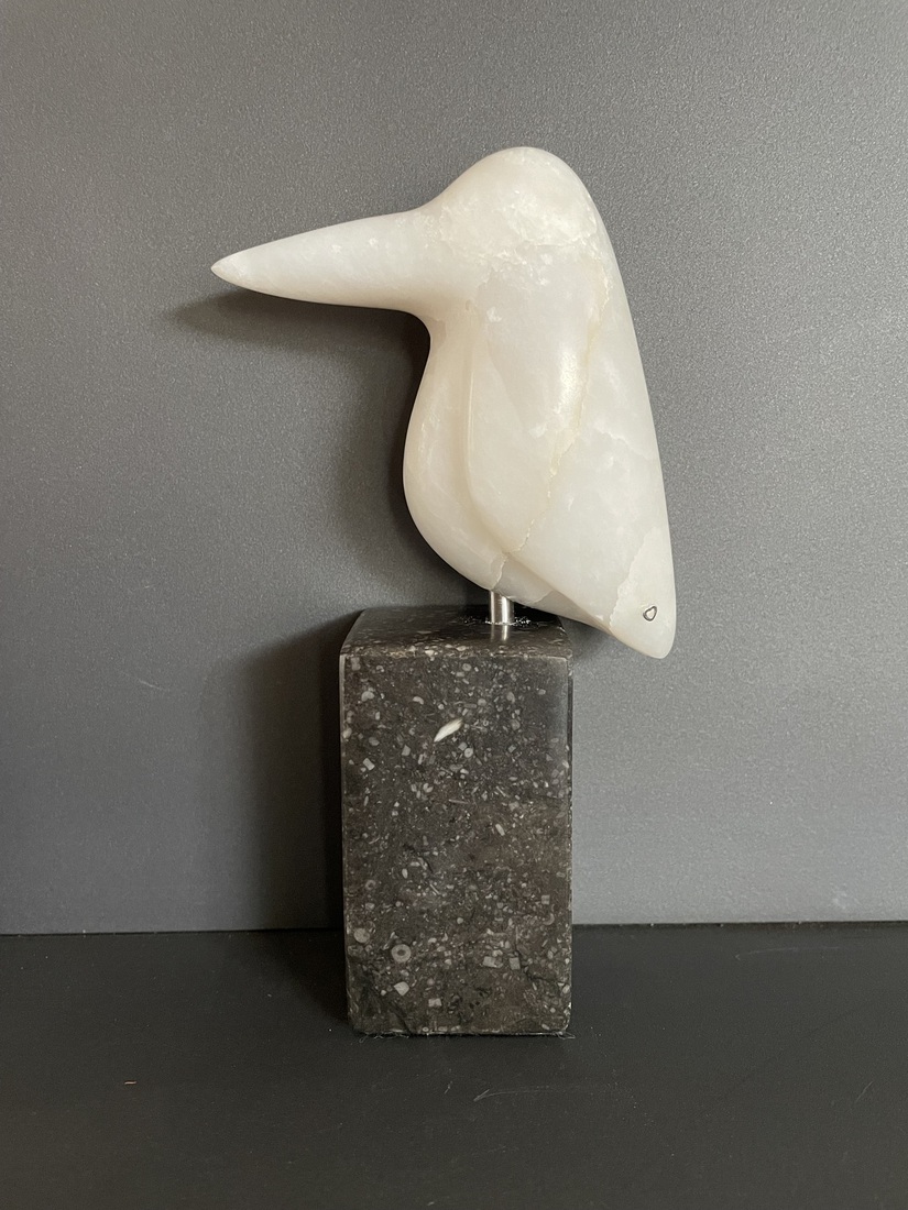 ijsvogeltje van wit/roze speksteen 