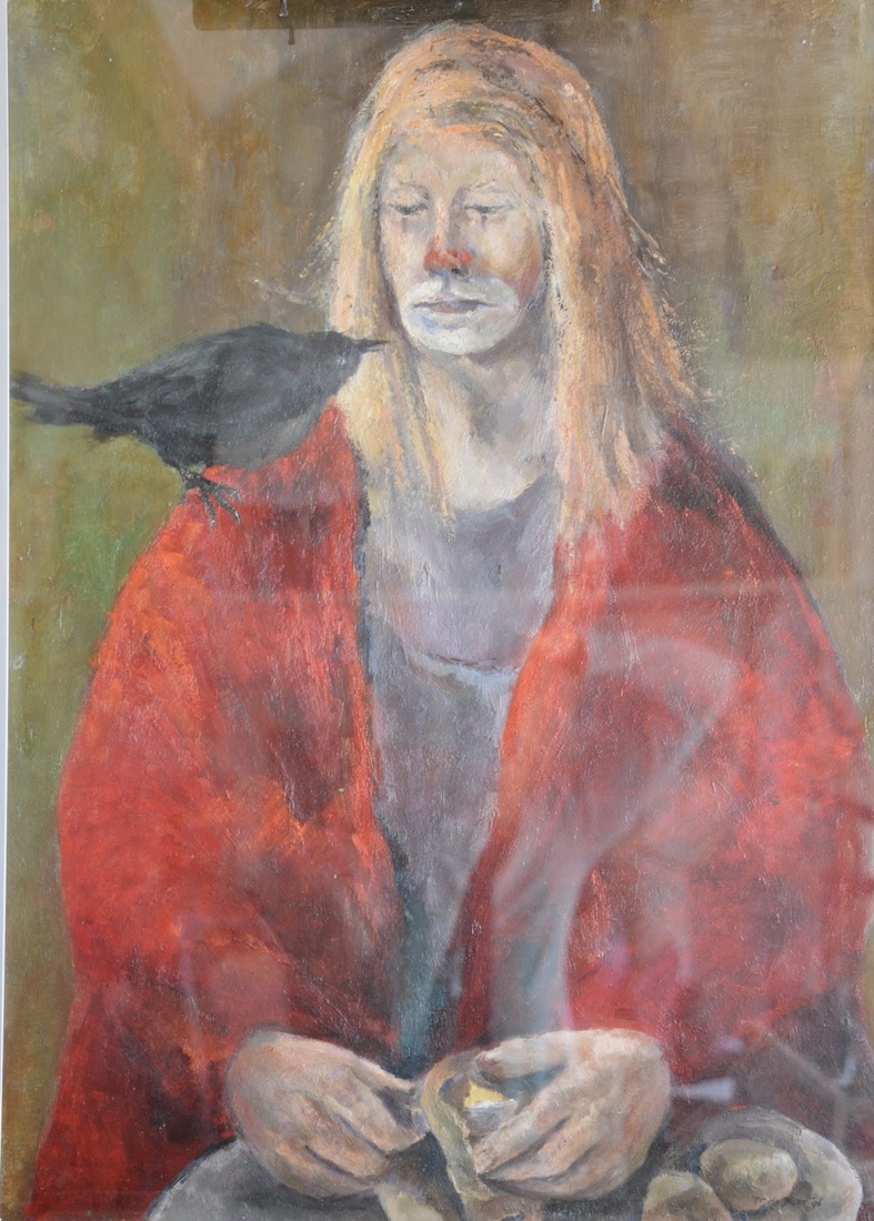 Vrouw in rode jas met kraai