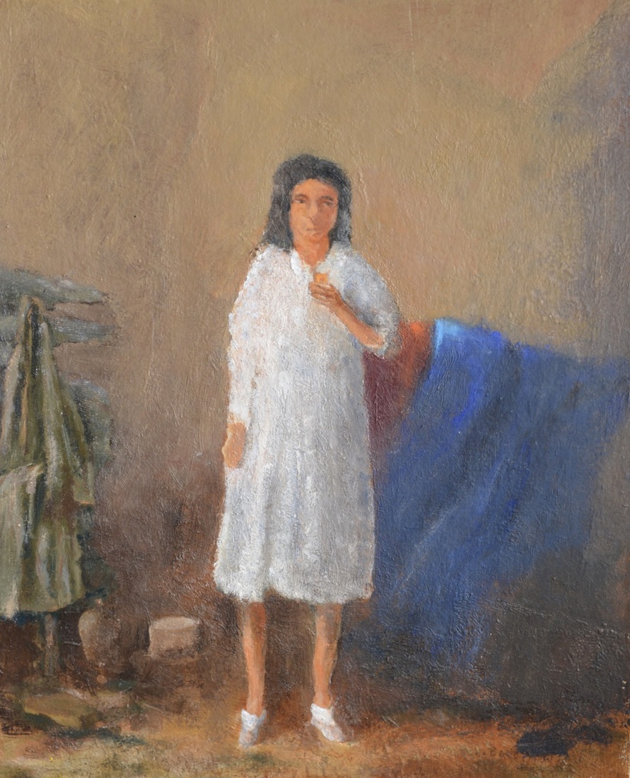 Vrouw in witte jurk en rood/blauw doek