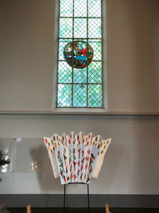 In het kader van Feest van de geest 2022, ruimtelijk werk met gebruik van recycle materiaal. Speciaal ontworpen voor de plek in de Petrus Bandenkerk te Driebergen Rijsenburg. 