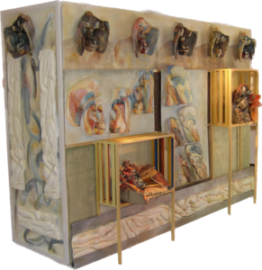 Installatie geïnspireerd op periode van Orang Oetangs tekenen in het Ouwerhands dierenpark te Rhenen. Een wand 3 meter lang 2,40 hoog en 0,80 diep, van grote kijkdozen waarbinnen apentekeningen aan draden hangen tegen een grote achtergrond schildering. Deze grote kast van buiten afgewerkt als monument met reliëfs, maskers en twee drie dimensionale Orang-oetangs .