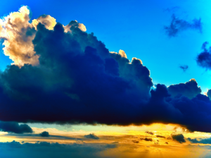 De strandfoto’s zijn grotendeels gemaakt op het strand van Bakkum aan Zee; de wolkenluchten op Nieuwjaarsdag 2024, toen wij op de fiets naar de Nieuwjaarsduik gingen kijken.
