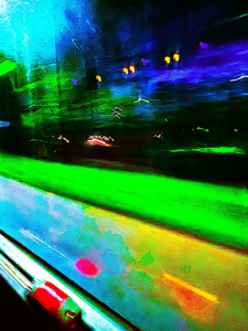 Deze foto's zijn ontstaan tijdens een busreis over de Afsluitdijk. De reis was lang, de bus ervoor had ik nét gemist en ik was de enige - vrouwelijke - passagier in de hele bus. 

Toen kreeg ik een prachtige zonsondergang cadeau en begon te fotograferen. En dat wat begon als 'tussentijd', namelijk het in mijn eentje 's avonds moeten terugreizen naar huis, kreeg opeens betekenis. Door het intensieve kijken werd de reis het startpunt voor nieuw werk, energie en inspiratie.
