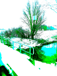 Deze foto's maakte ik vorig jaar, tijdens een korte treinreis tussen Groningen en Leeuwarden. Tijdens de nabewerking op mijn computer ontstonden vooral grafische, kleurrijke beelden. En dit in tegenstelling tot sommige originele opnames, die juist grijs en grauw waren. Altijd weer leuk om mezelf op die manier te verrassen! 