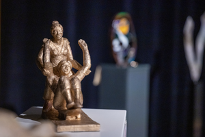 Een serie beelden van mensen, alleen of in een groepje, met onderwerpen waar ik dat moment over lees, nadenk en praat. Het zijn universele thema's waar veel mensen in hun leven mee te maken krijgen. 