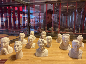 We worden allemaal omringd door talloze mensen, die ons inspireren, aan wie we ons spiegelen, of tegen wie we ons afzetten. Ik hou ervan om me in hun levensverhaal te verdiepen en een portretje van hen te maken. Zoveel mensen, zoveel verhalen. Ze vergroten onze wereld. De portretjes zijn 12 cm hoog en het zullen er steeds meer worden.